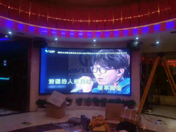 户县K9KTV弧形LED显示屏安装调试完毕，采用P4室内全彩显示屏制作，效果不错，西安欧亮光电，西安LED显示屏